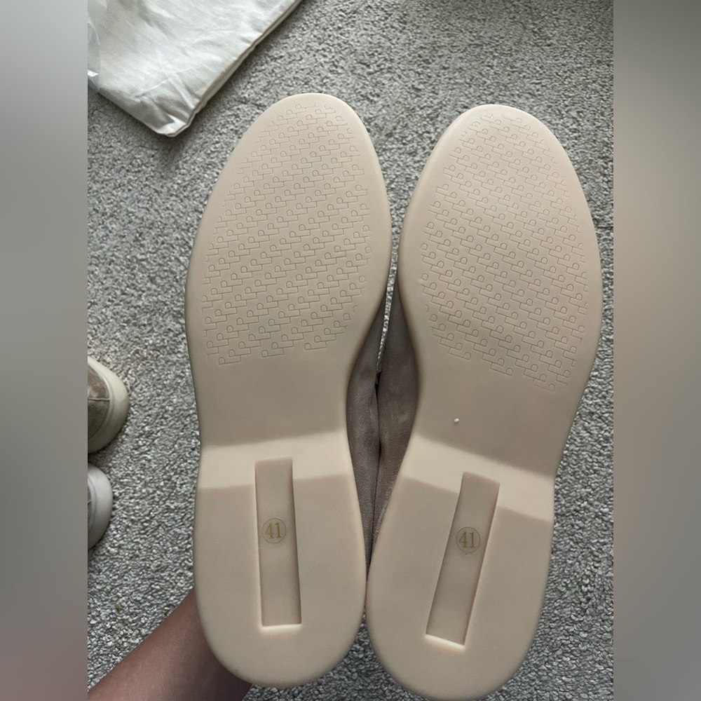 NWOB GENUINE SOFT SUEDE LOAFERS IN CRÈAM / BLUSH EUR41/ US9 - Picture 6 of 9